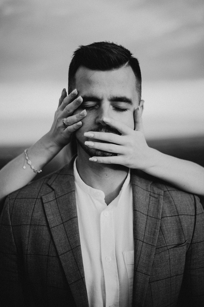 portret pana młodego w górach