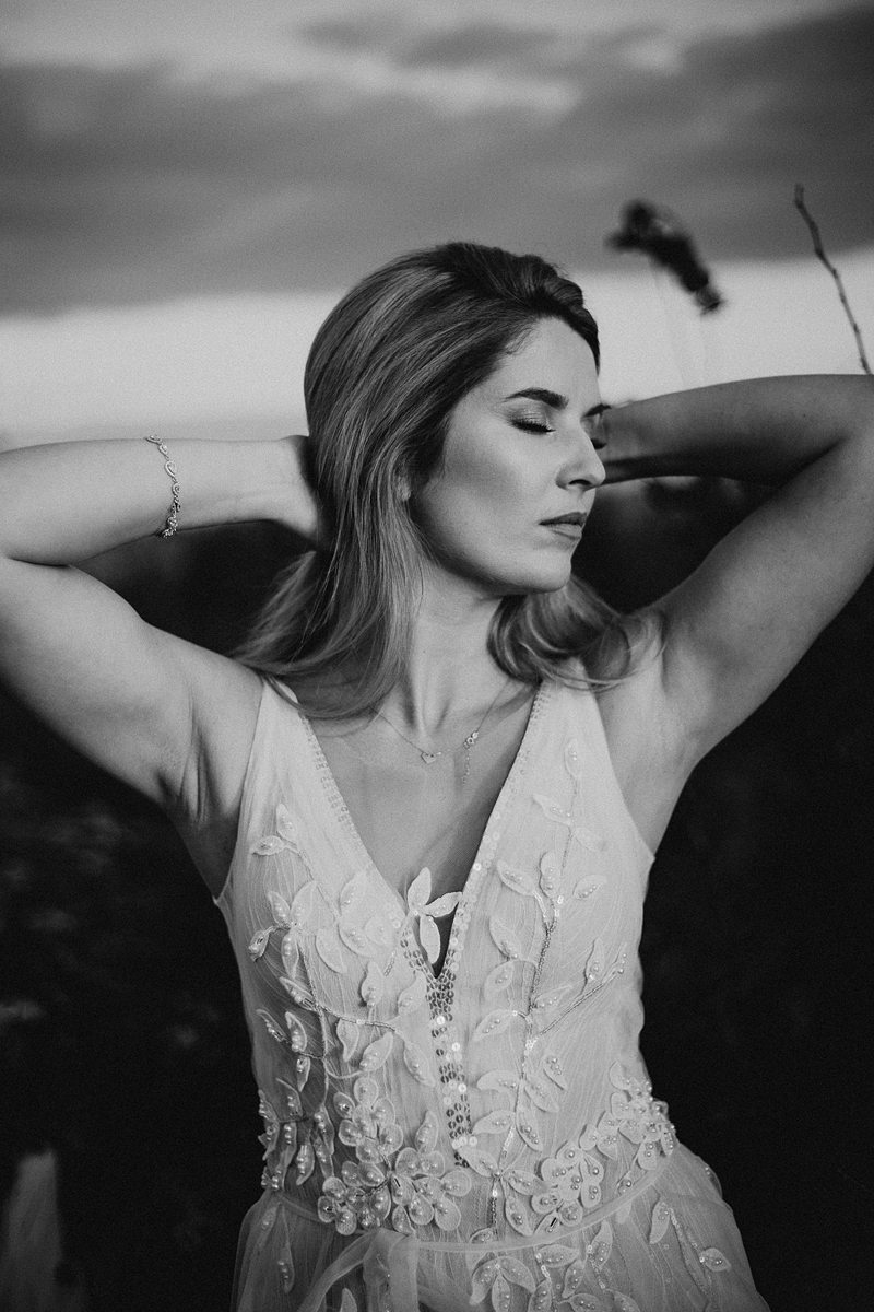 panna młoda portret bw