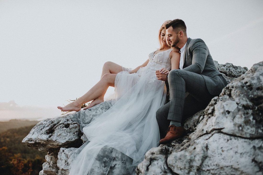 para młoda w górach