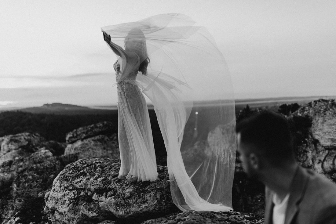 machanie welonem sesja ślubna