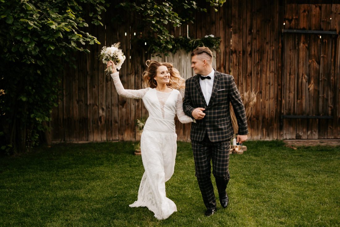 sesja ślubna boho stodoła czereśniowy sad