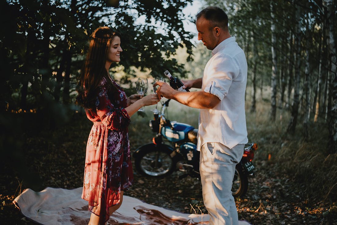 sesja narzeczeńska w lesie z motocyklem