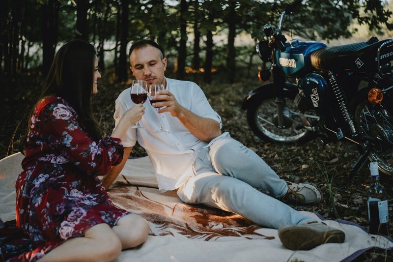 motocykl piknik w lesie