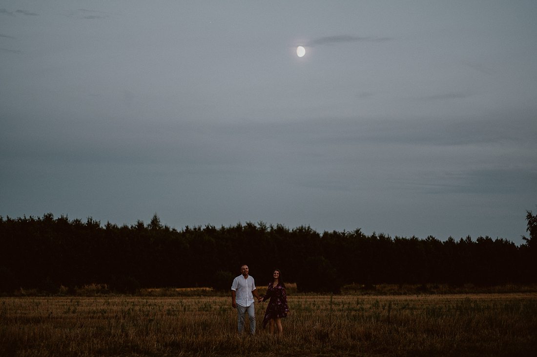 sesja narzeczeńska po zmroku