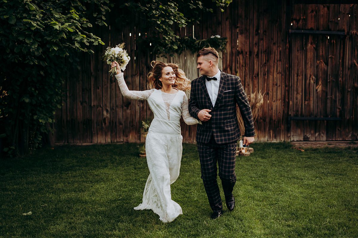 ślub boho w stodole