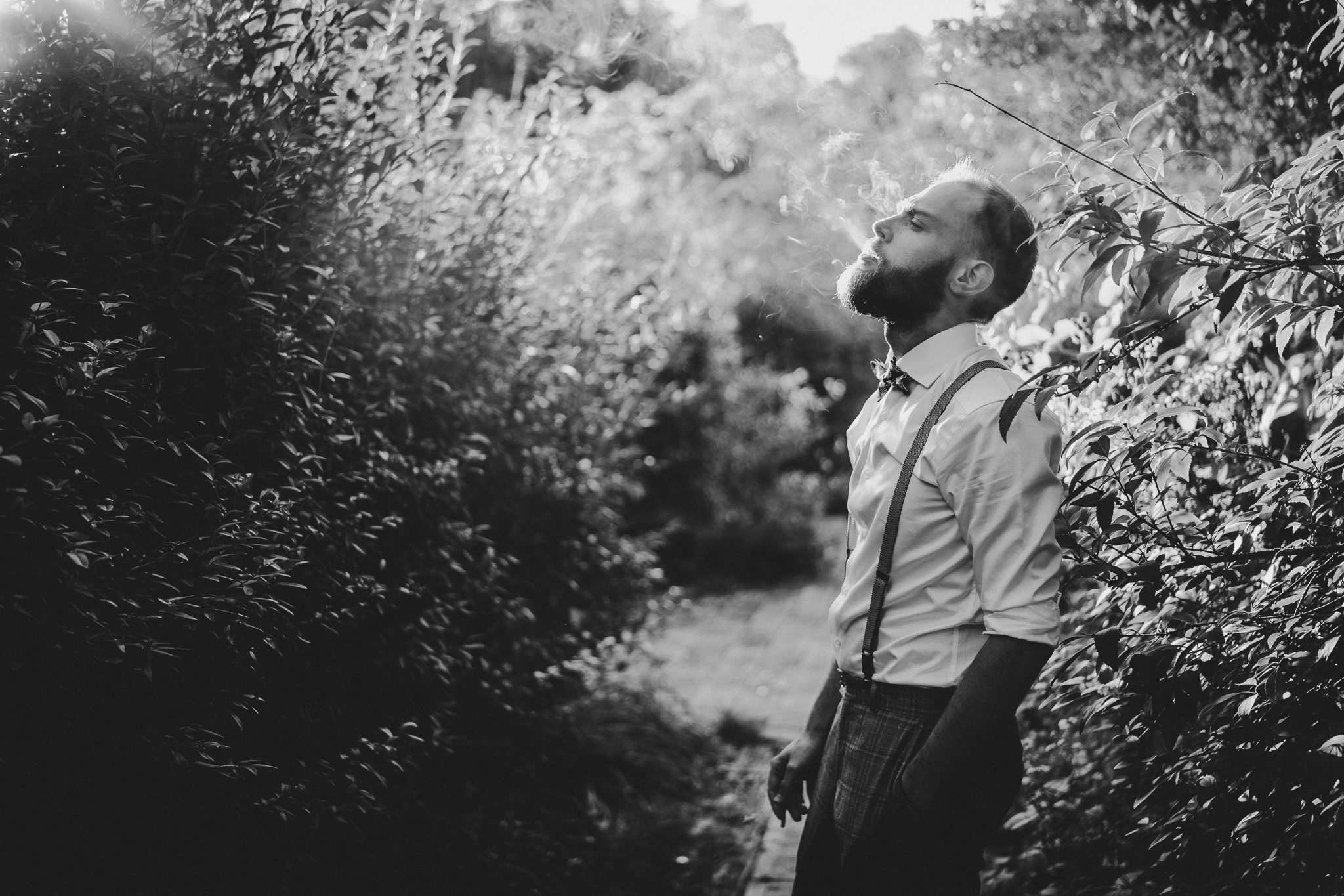 portret pana młodego z papierosem