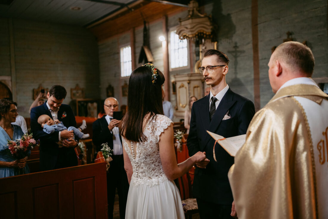 ślub kościelny w skansenie Mazurzyce